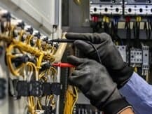 The client was ramping up development of solid polymer fuel cells, which it made in small lots but to a wide range of specifications to cater to the needs of its customers. However, an inefficient manufacturing processes was causing issues.